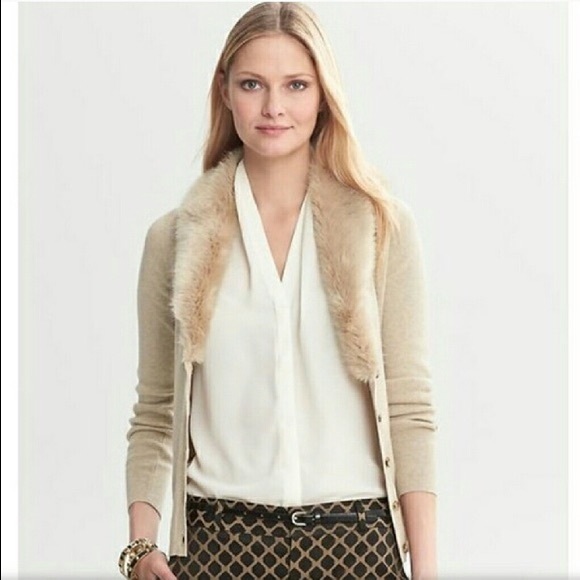 Banana Republic Sweaters - 💐Banana Republic Tan faux fur collar cardigan💐
